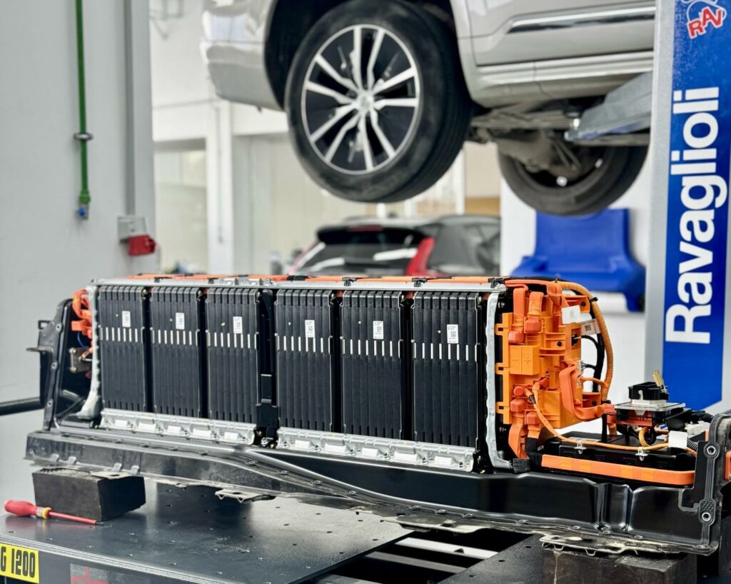 Véhicule non tunisien et devant être réparé dans son pays d’exportation : l’équipe Volvo Tunisie réussit le remplacement d’un module de batterie haute tension d’un Volvo XC90 hybride (Photos) Véhicule non tunisien et devant être réparé dans son pays d’exportation : l’équipe Volvo Tunisie réussit le remplacement d’un module de batterie haute tension d’un Volvo XC90 hybride (Photos)