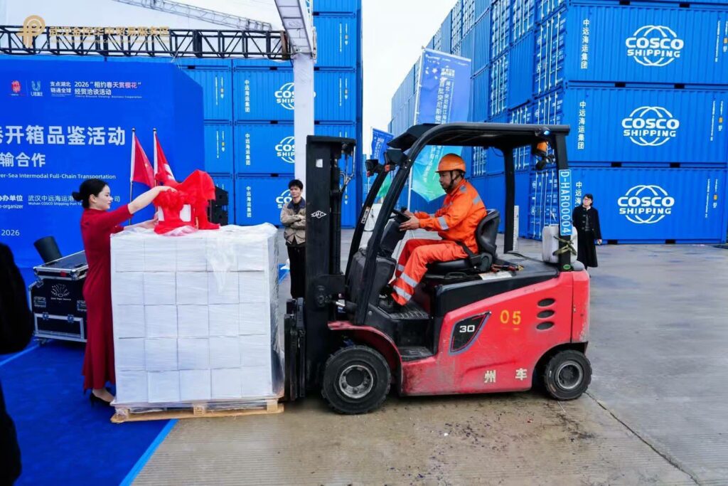 Pour la première fois… arrivée d’une cargaison de 50 tonnes d’huile d’olive tunisienne au port de Hubei en Chine et organisation d’un événement économique promotionnel sur place Pour la première fois… arrivée d’une cargaison de 50 tonnes d’huile d’olive tunisienne au port de Hubei en Chine et organisation d’un événement économique promotionnel sur place
