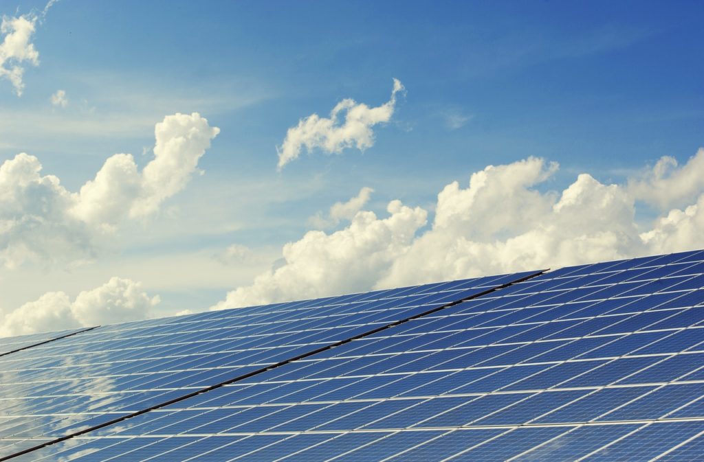 Le groupe émirati “AMEA POWER” va construire une centrale solaire à Kairouan