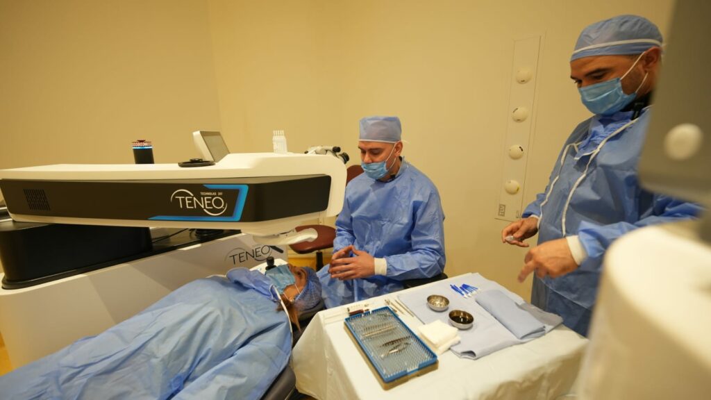 في مصحة لمعهد البصر والشبكية بالبحيرة1: عمليات تصحيح البصر بتقنية LASIK الحديثة تمنح المرضى فرصة الاستغناء النهائي عن النظارات في أقل من 20 دقيقة وتؤكد مكانة تونس كوجهة طبية متطورة في جراحة العيون (صور)