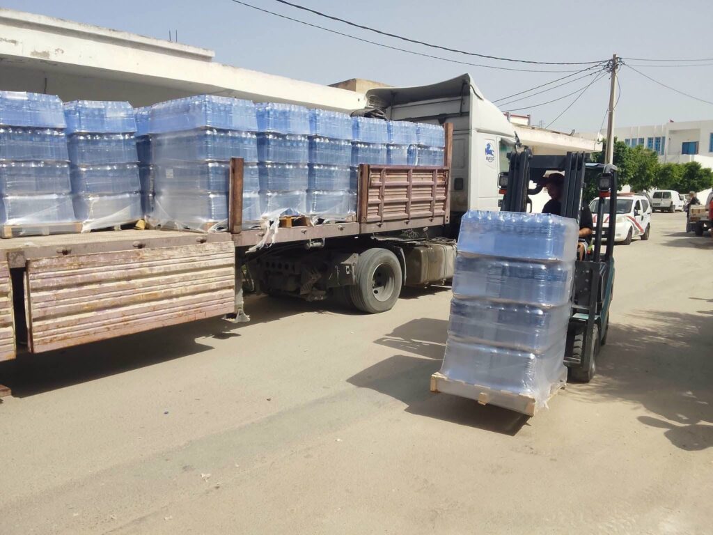 المنستير: بائع مياه بالجملة يسترجع 12 ألف قارورة احتجزت بالأمس بعد ان تبين انها لم تكن معدة للتحتكار والمضاربة المنستير: بائع مياه بالجملة يسترجع 12 ألف قارورة احتجزت بالأمس بعد ان تبين انها لم تكن معدة للتحتكار والمضاربة