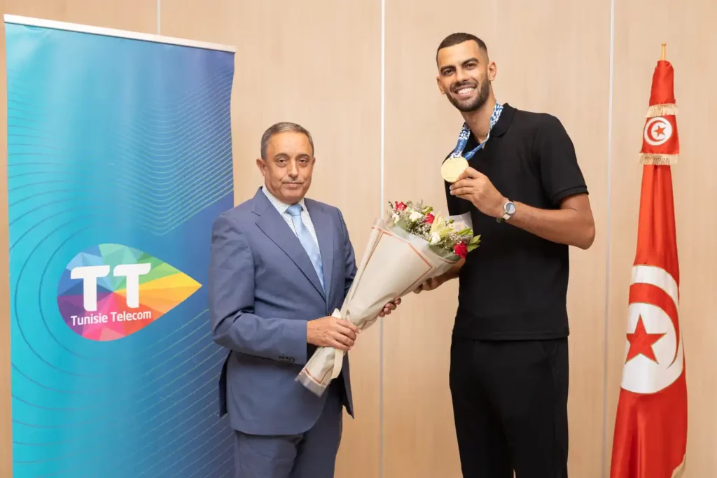 اتصالات تونس تكرّم البطل الأولمبي وشريكها الرياضي البطل الاولمبي التونسي فراس القطوسي اتصالات تونس تكرّم البطل الأولمبي وشريكها الرياضي البطل الاولمبي التونسي فراس القطوسي